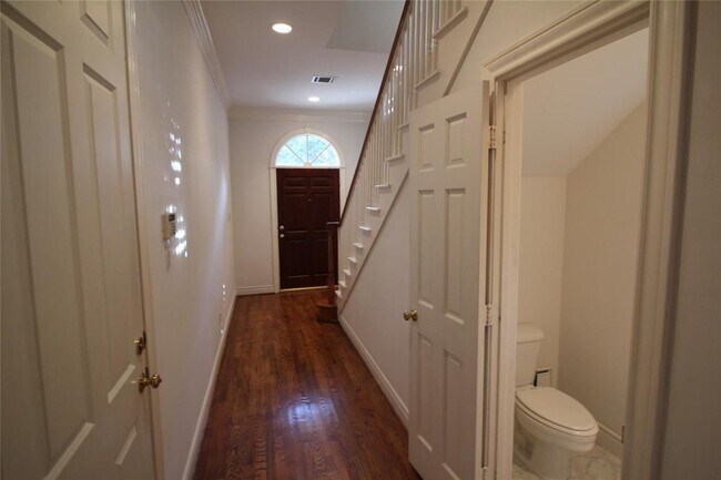 Building Photo - 1816 Devonshire Crescent