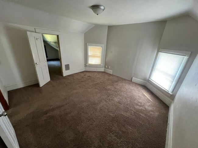 Building Photo - Large 4 bedroom house east of campus for A...