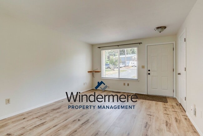 Building Photo - 2 Bed 1 Bath House W/ Garage