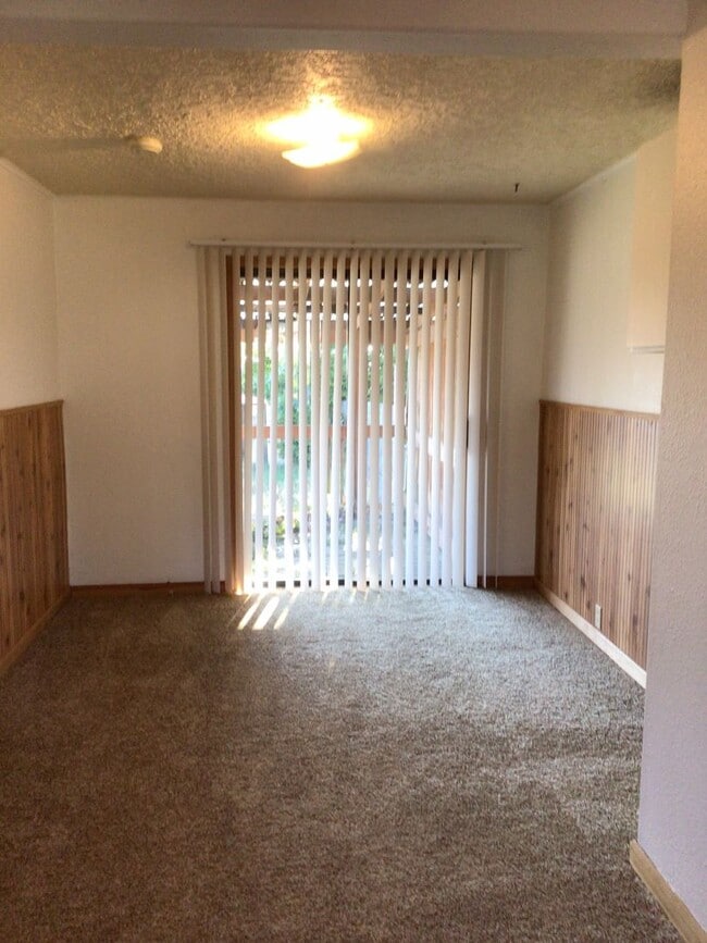 Building Photo - Great Heights Location 1BD Duplex