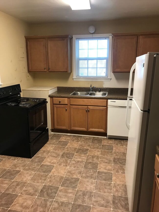 Building Photo - Three Bedroom in the Heart of Five Points