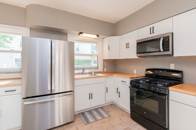 Building Photo - 1007 Sherman St SE