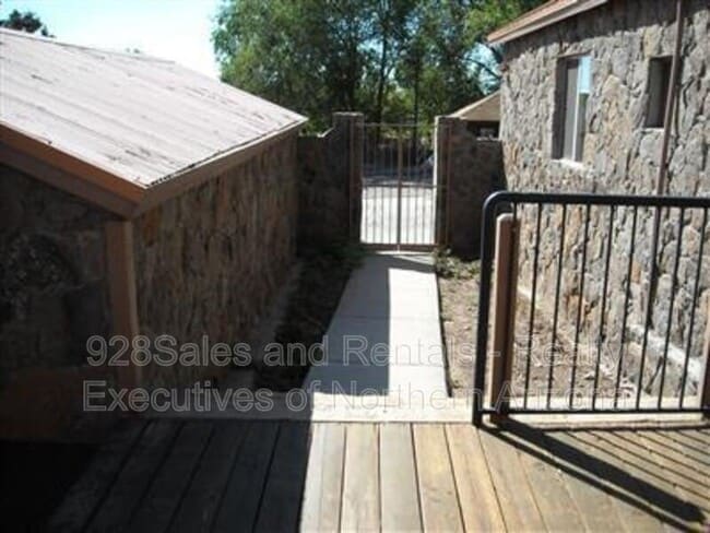Building Photo - 806 W Coconino Ave