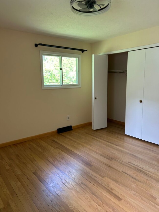 Building Photo - 3 Bedrooms One Floor Ranch House with 2 car attached garage in Lyndhurst
