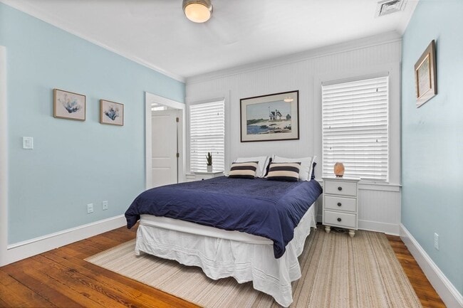 Building Photo - 472 E 8th St