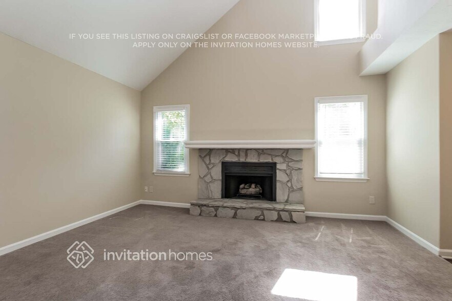 Building Photo - 10960 Pinehigh Dr