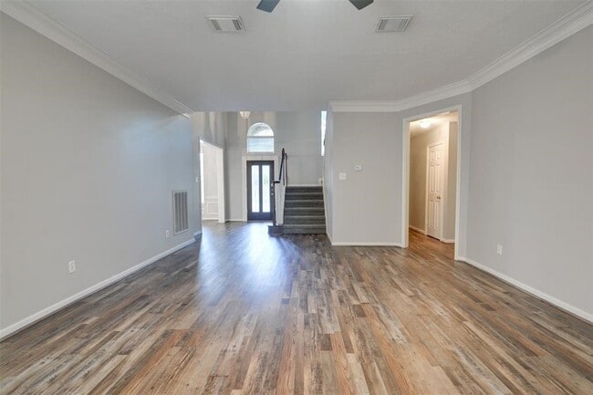 Building Photo - 539 W North Hill Dr