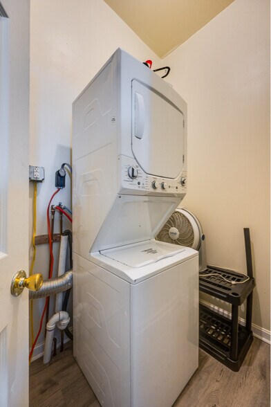 Building Photo - 612 W Market St