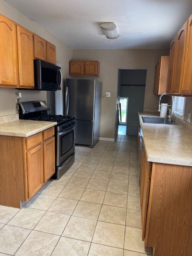 Building Photo - ALL PROSPECTIVE TENANTS MUST SUBMIT A $58 ...