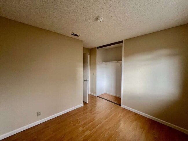 Building Photo - 827 Crested Dr