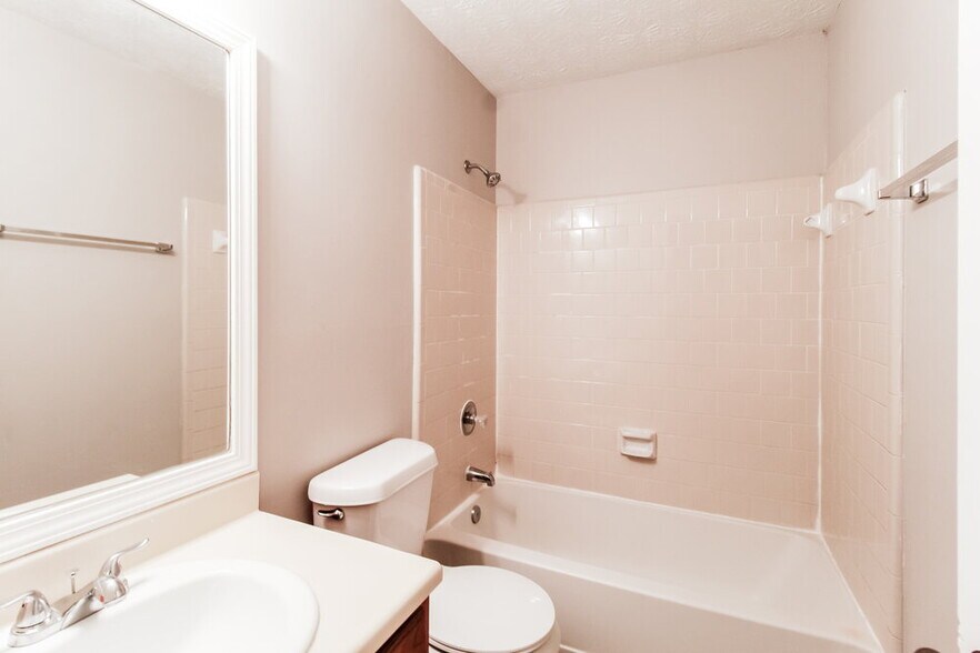 Building Photo - 7115 Chestnut Ln