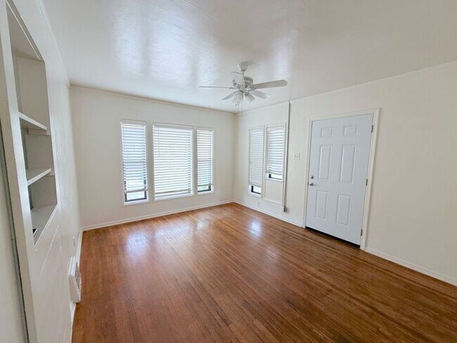 Building Photo - Reno Affordable House 3 Bedroom/1 Bath/ 1 Cat Friendly