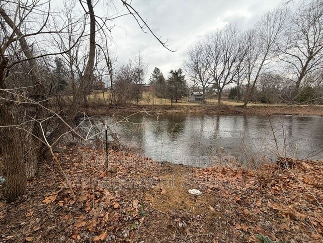 Building Photo - 221 River Rd