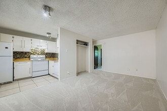 Building Photo - Move-In Ready 1-Bed Near Campus ***$500 Off First Month's Rent***