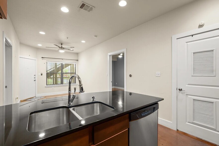 Building Photo - 1807 Poquito St