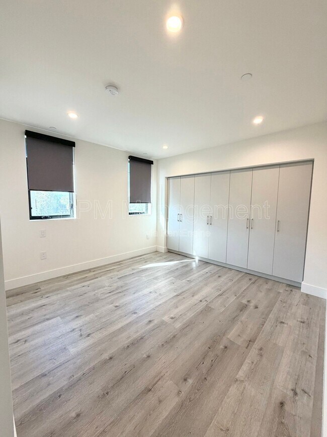 Building Photo - 5923 Laurel Canyon Blvd