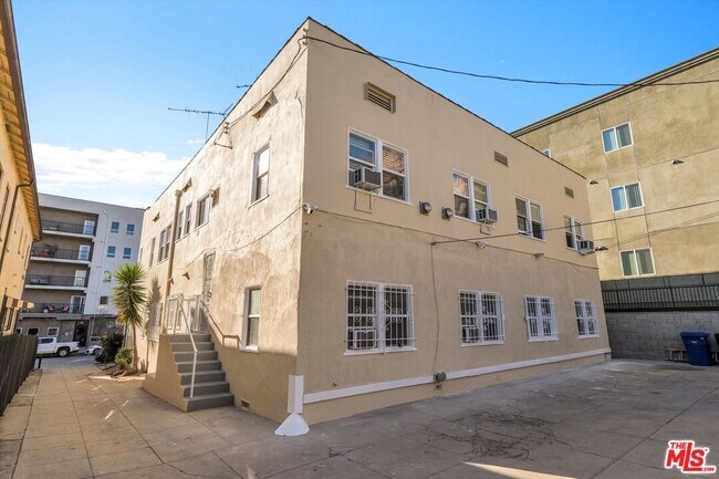 Building Photo - 858 1/2 S Gramercy Pl