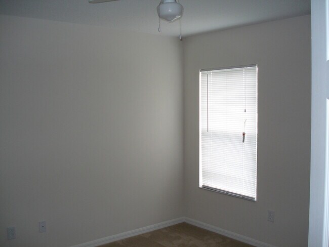 Building Photo - Eagle Creek at Lake Nona. 4/2.5 with Conservation View. Lawn Care Included with Rent!!