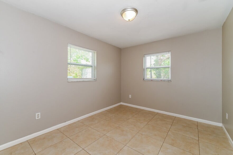 Building Photo - 5595 Sunrise Dr