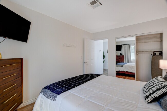 Building Photo - 4338 Caliente St