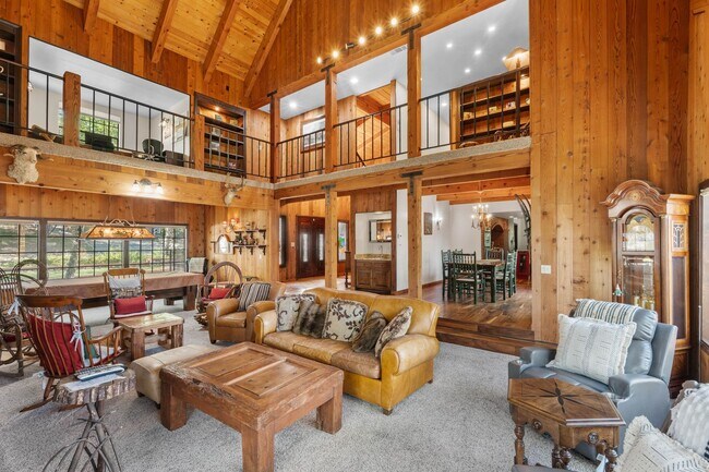 Building Photo - Brilliant Tavern Bay Home