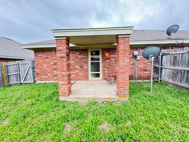 Building Photo - 5005 John David Dr