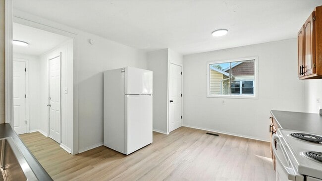 Building Photo - New 3 bedroom listing!