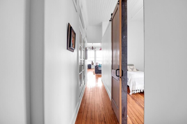 Building Photo - Stunning Corner Loft in the Heart of Historic Downtown Savannah