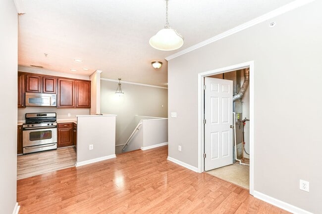 Building Photo - 2 Bed 2 Bath Townhome in Broad Ripple! Nature Trails!