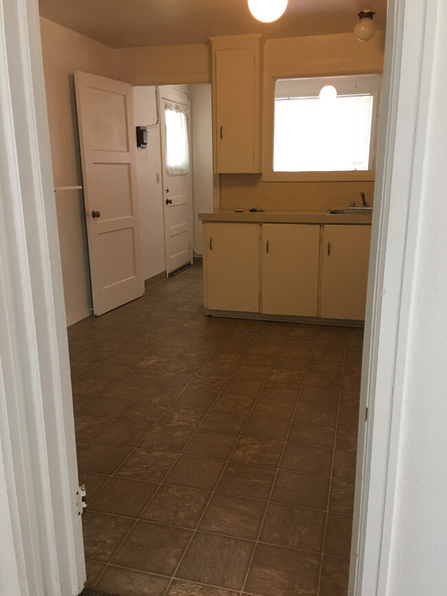 Building Photo - Quaint One Bedroom Duplex ~Close to Campus!