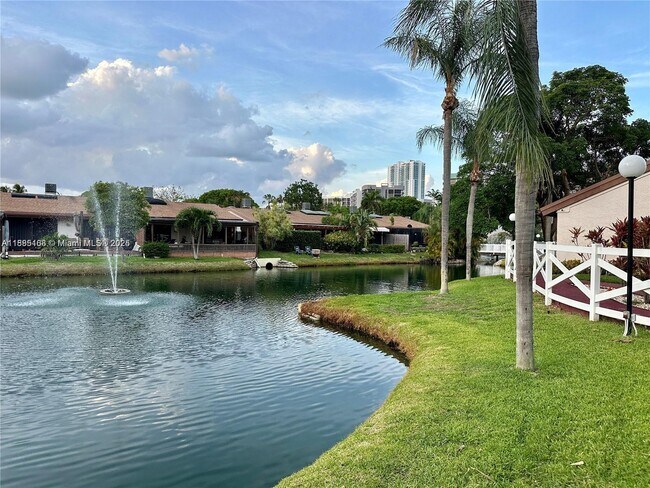 Building Photo - 2753 Parkview Dr S