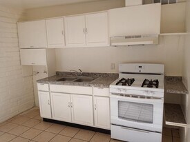 Building Photo - 727 W Lakeview Pl