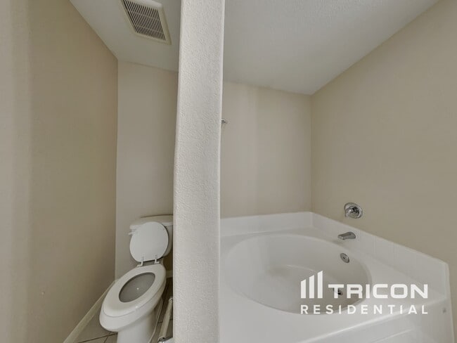 Building Photo - 900 American Monarch Dr