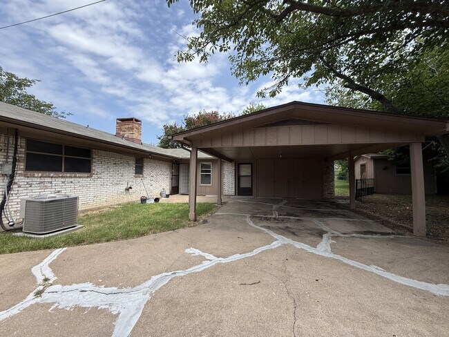 Building Photo - 3113 Northridge Dr