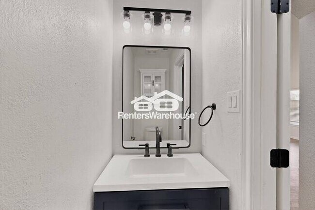 Building Photo - MOVE IN READY - 3BED/2.5BATH - CARROLLTON ...