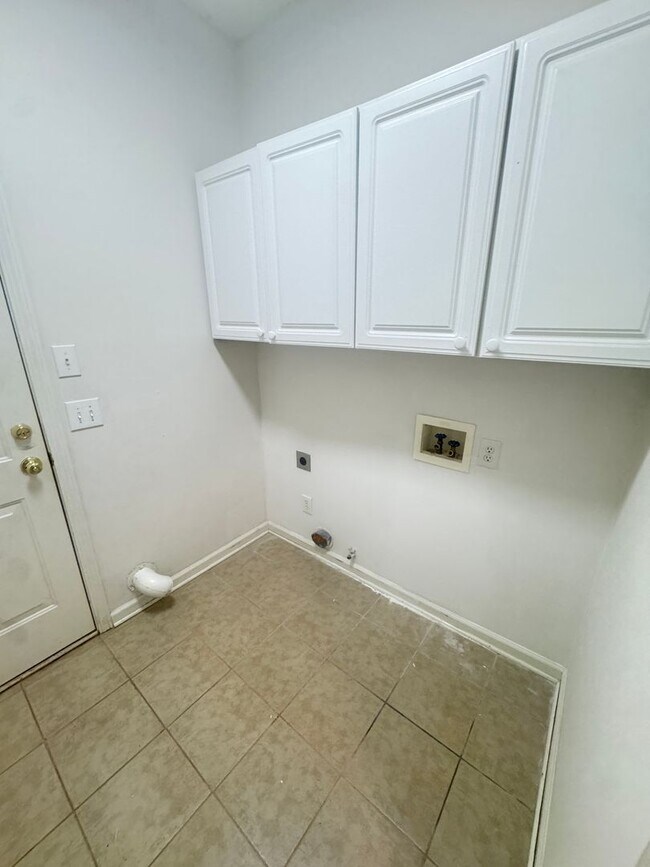 Building Photo - 4bd/2ba House newer neighborhood in betwee...