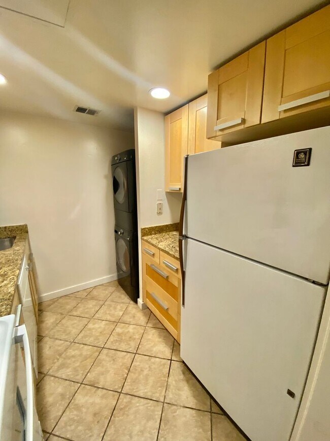 Building Photo - SAVE OVER $200!* Dupont Circle 1 Bedroom Charmer with Patio, Fireplace, Central Air, Washer/Dryer!