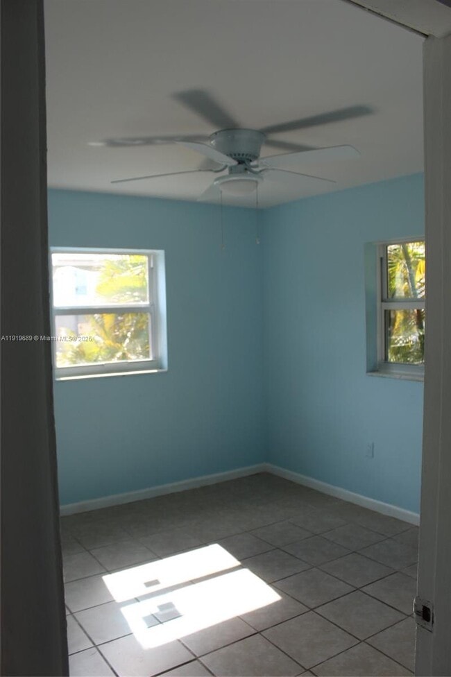 Building Photo - 5050 SE Ebbtide Ave