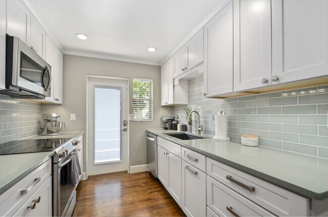Building Photo - 2/2 condo downtown-Walk to Lake Eola