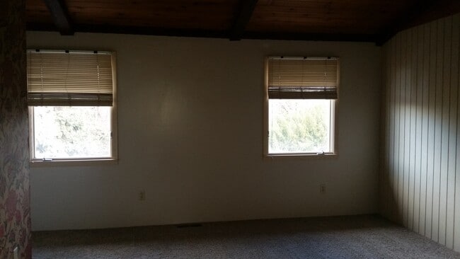 Building Photo - Occupied, do not disturb tenants. 1950's Craftsman 2br 2ba duplex on two levels, lawncare provide...