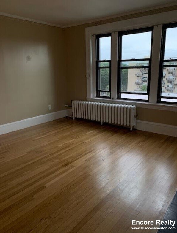 Building Photo - 448 Park Dr