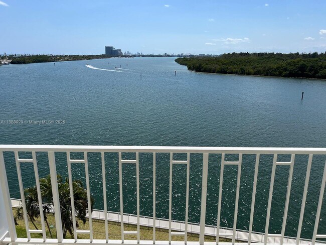 Primary Photo - 500 Bayview Dr