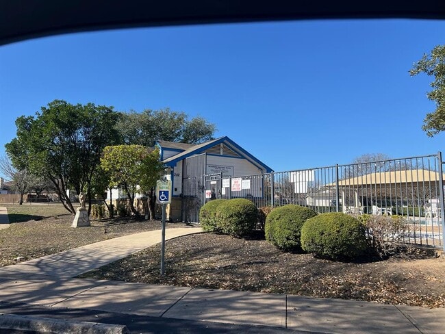 Building Photo - 120 Salado Dr