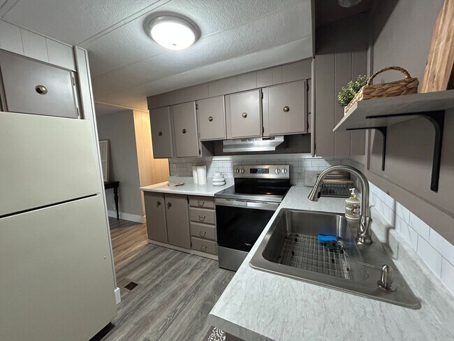 Building Photo - Newly Remodeled 2 Bedroom / 1 Bathroom Man...