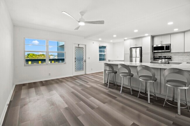 Building Photo - 4047 Lincoln A