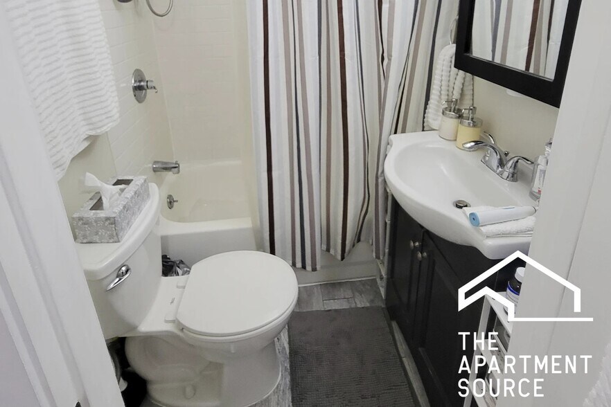 Building Photo - 648 W Roscoe St