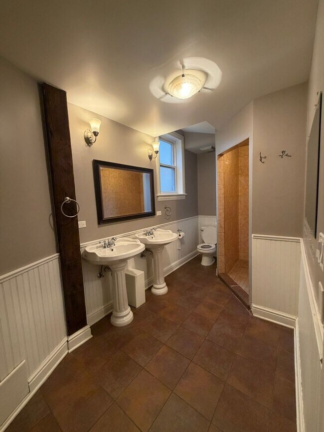 Building Photo - 1357 N Wolcott Ave