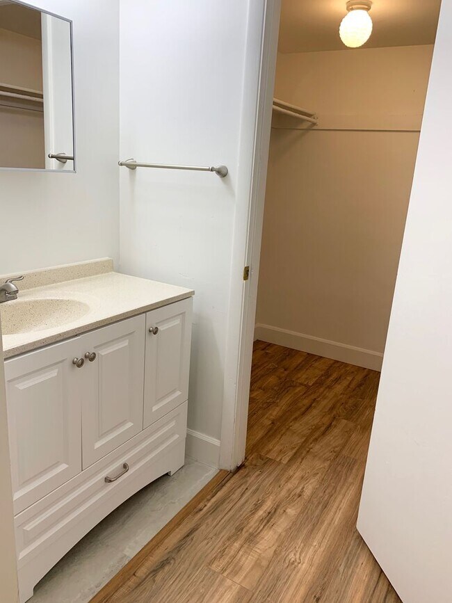 Building Photo - Beautiful Two Bedroom Apt; Salt Lake City, 1,000 sq ft; New Flooring