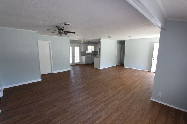 Building Photo - 2071 Fernwood Cir