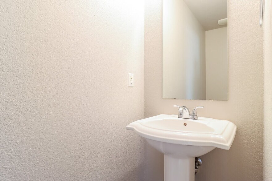 Building Photo - 8536 Hawkview Dr